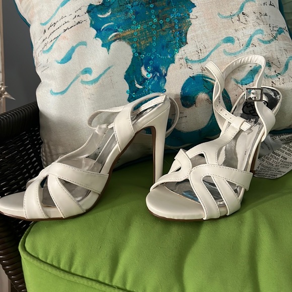 NWT Daisy Fuentes Heels Off White SZ6 - Picture 1 of 4